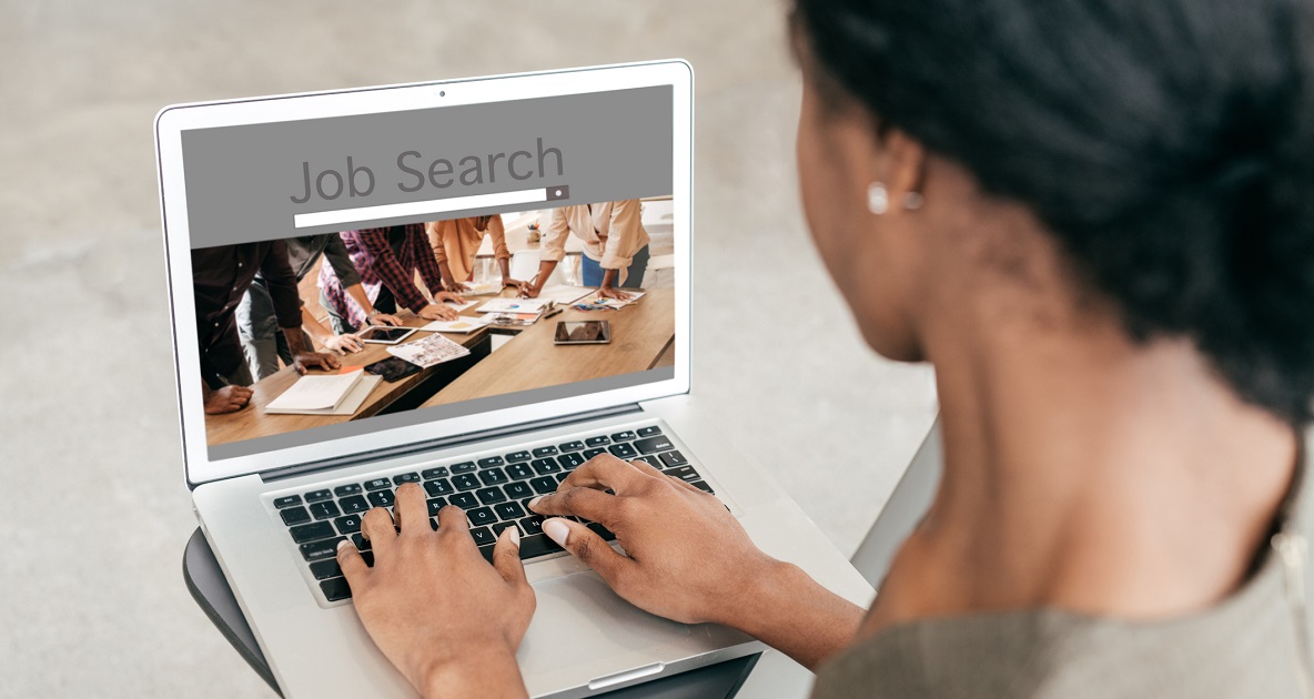 ragazza al pc trova lavoro