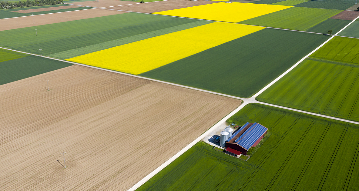 Casolare agricolo con pannelli solari